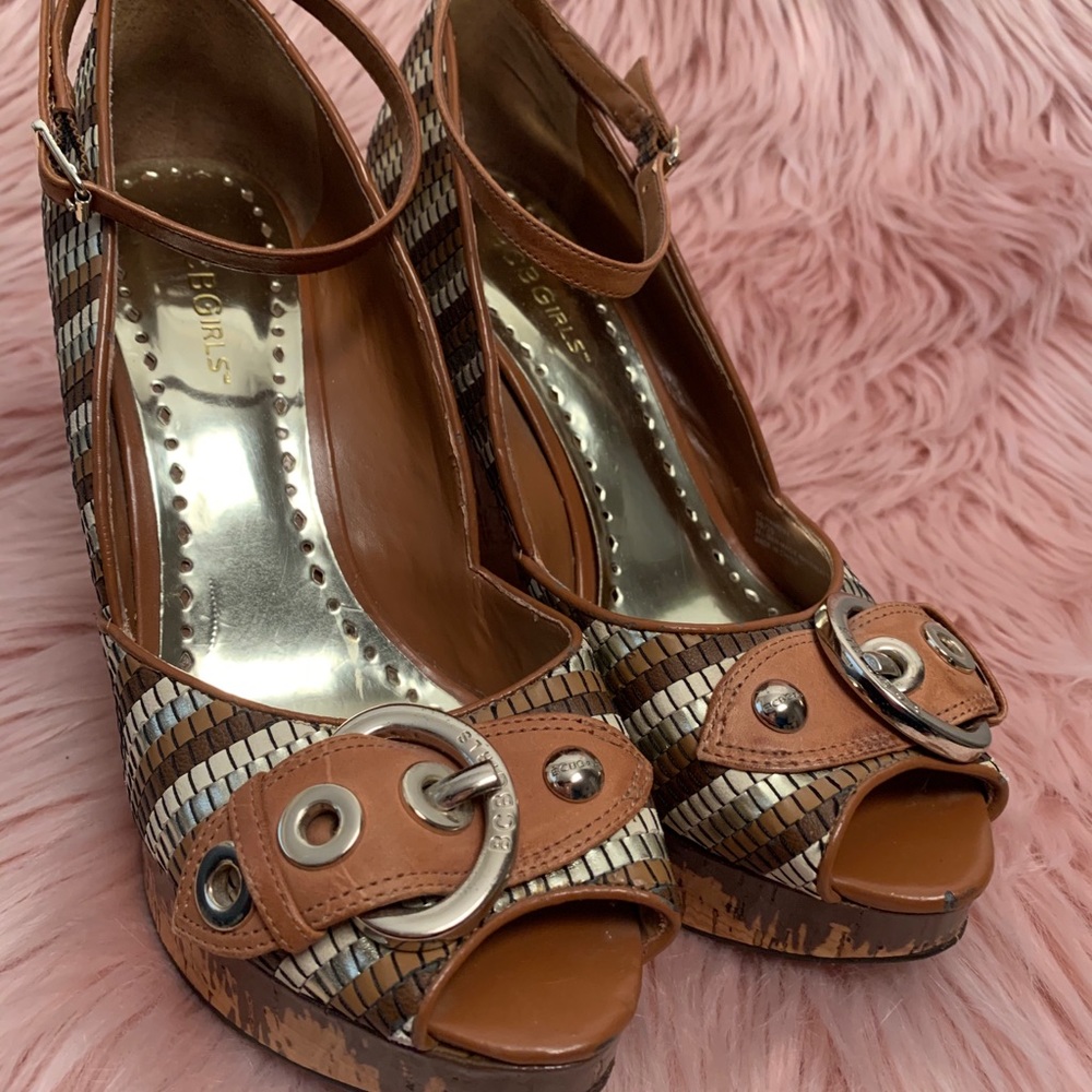 Woman’s BCBG wedges - Picture 2 of 8